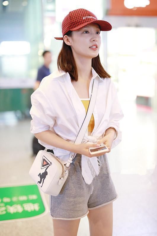 110斤蒋欣和90斤李沁同穿短裤，相差20斤，视觉效果不能再尴尬了