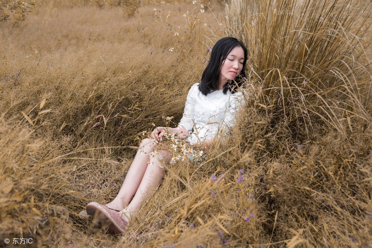 美女或躺或坐在草丛深处，闭着眼听风在噼啪作响，这场景你憧憬吗