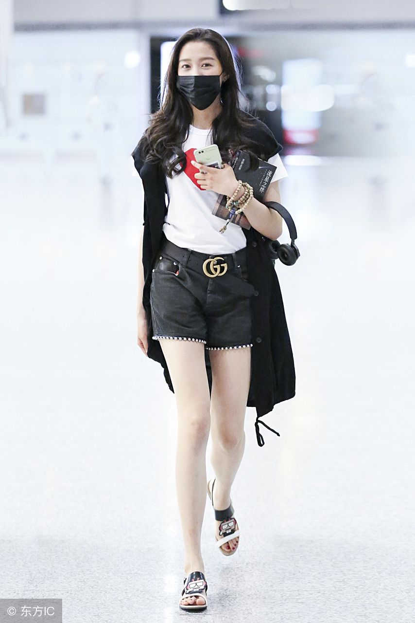 关晓彤现身机场，一双逆天长腿，纤细但不失性感，脖子以下全是腿