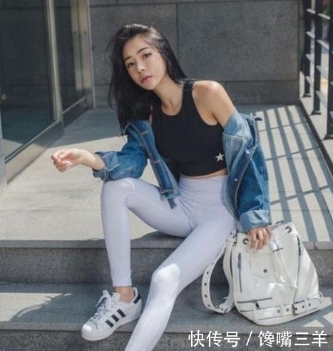 气质|街拍:性感紧身打底裤小姐姐,还能体现不一样的青春气质