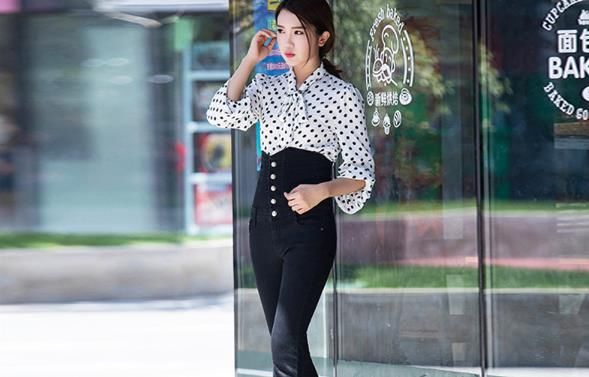 飘逸的牛仔裤美女，彰显不俗品味，韵味十足