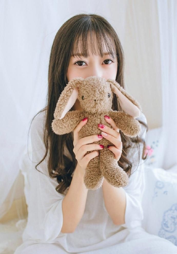 可爱玩偶少女白皙性感私房写真图片