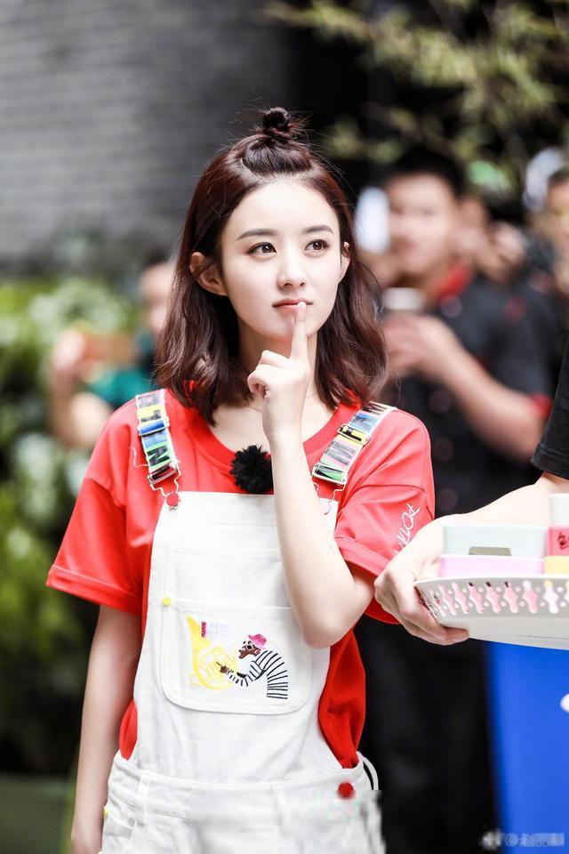 32岁的杨幂和31岁的赵丽颖撞发型，网友：舒畅的短发更加时尚