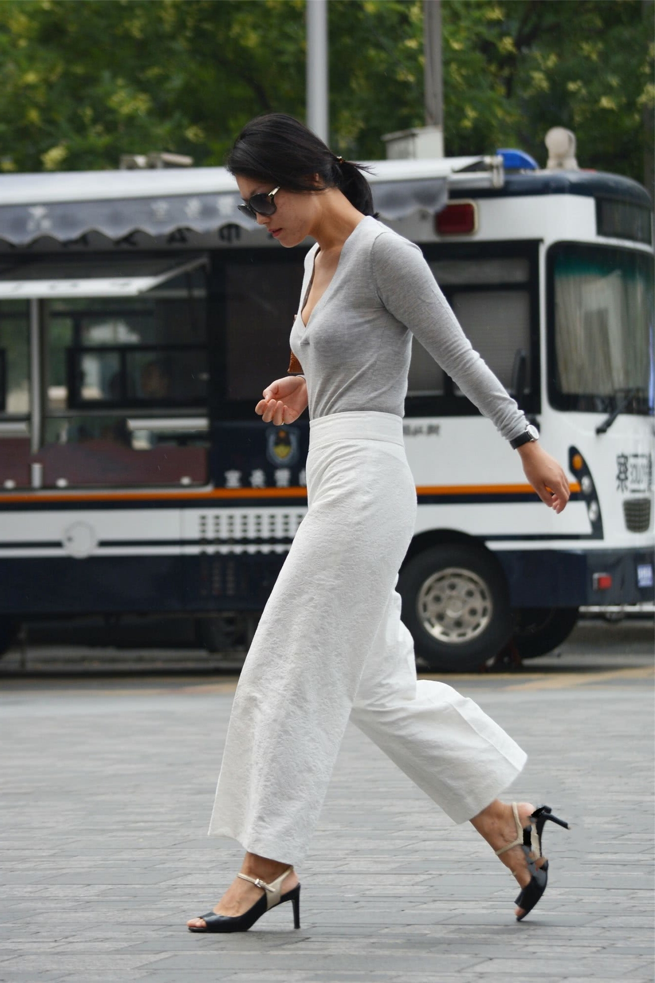 气质小阿姨紧身T恤裹出丰腴线条，手拿包包的姿态展现霸道女神范