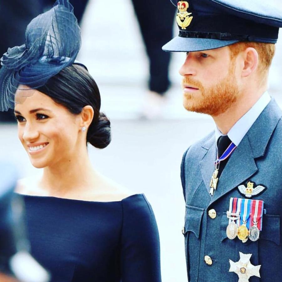 梅根一字肩小黑裙出席皇家空军百年庆典, 美过凯特, 优雅如奥黛丽