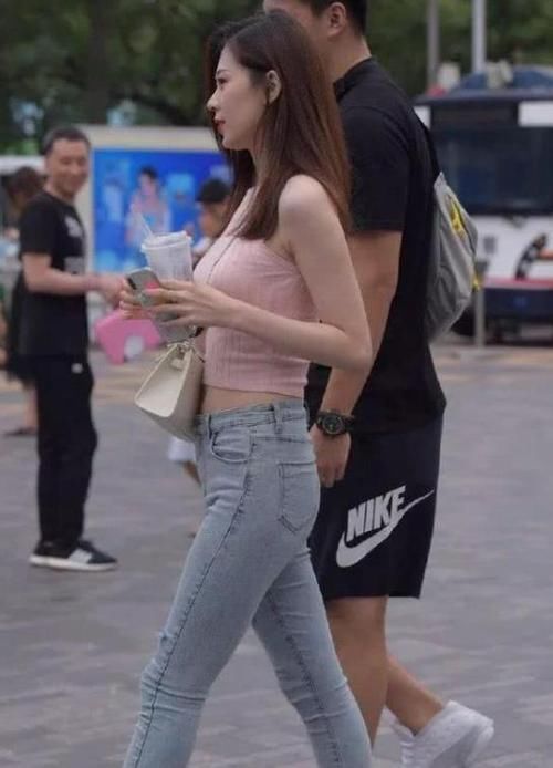  『蕴藉』潮范儿女神来了，街拍：风流蕴藉的美女，一条黑色的连衣裙，时尚魅力女神气质