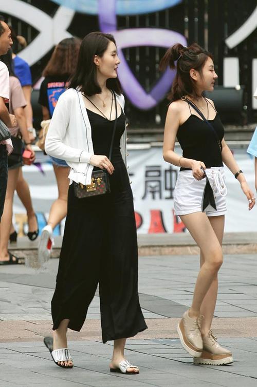 路人街拍，黑色的吊带非常的凸显身材，让小姐姐看上去格外的抢眼