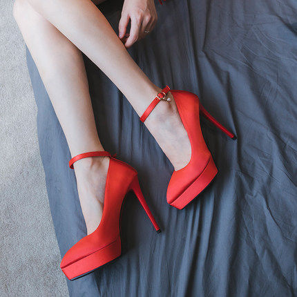 看到这些婚鞋，我就想嫁人了，这就是每个女孩都渴望的“水晶”鞋