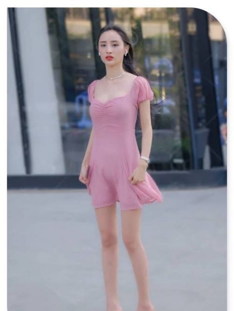减龄:街拍:小姐姐“粉红芭比”系列的连衣裙,减龄时尚又大气!