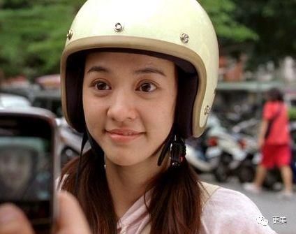 90后的郑爽关晓彤眼袋都要掉地上了，快来个医生救救她们吧!