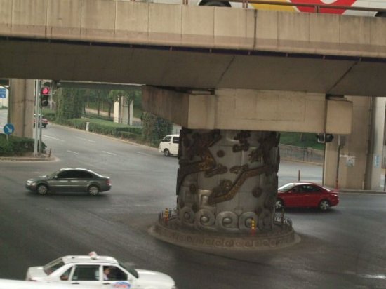  做法■上海盘龙柱之谜，高僧做法道破天机，九龙柱下高僧神秘圆