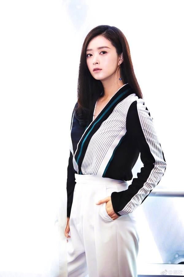 蒋欣亲身试验，微胖大胸妹纸怎么穿才是对的?!