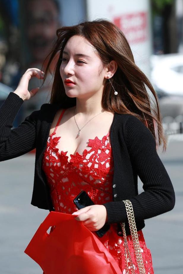 街拍：一身红裙美女性感撩人！网友：主要是裙子上有窟窿