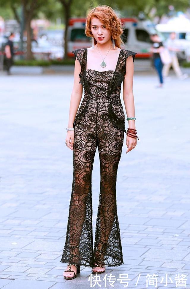 美女街拍：高雅温柔仙姿玉色，想多看一眼！