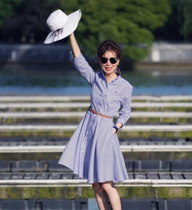  #气质#女人过了三十岁,尽量别穿迷你裙,换上及踝裙吧,更加优雅显气质