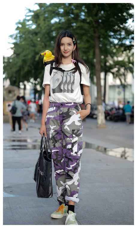 街拍，清纯小姐姐穿着修身凸显好身材，身姿靓丽，令人赏心悦目