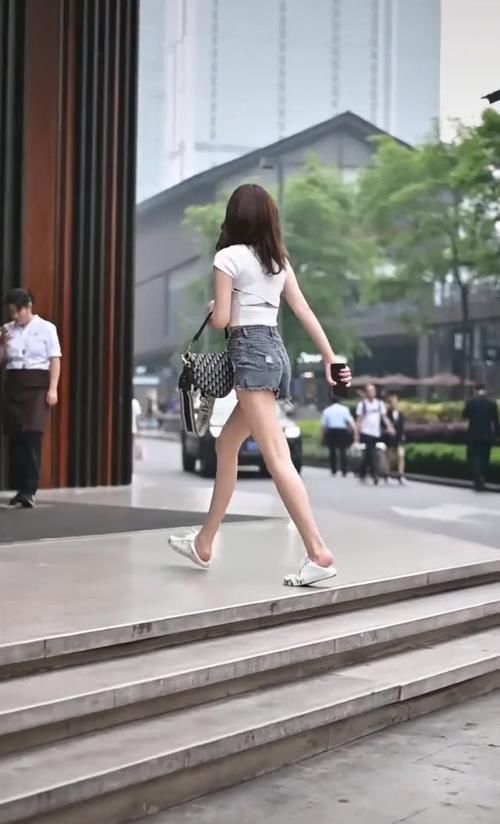  「美女」是时候表演真正大长腿了：美女一步跨3层阶梯，一看短裤我沉默