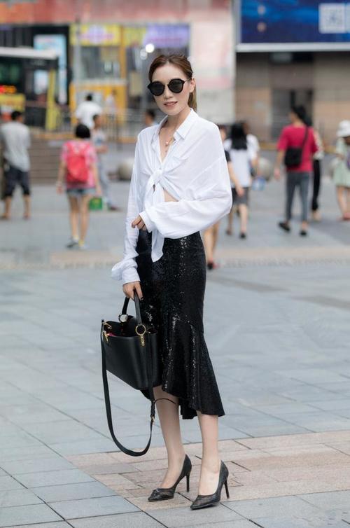 路人街拍，小姐姐V领条纹吊带装十分的别致，明媚动人