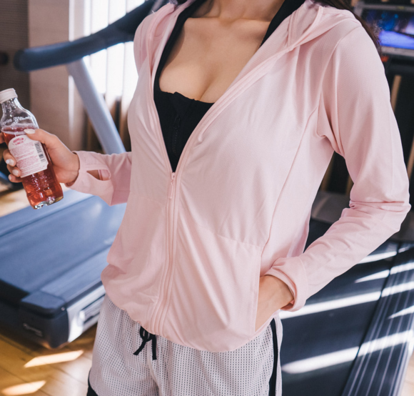 女神孙允珠，红粉青春律动运动带帽薄卫衣