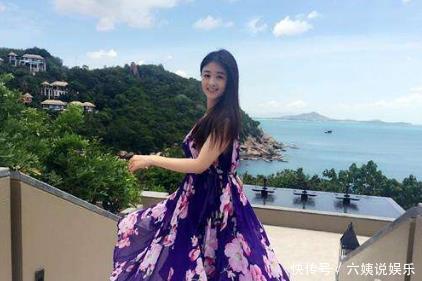 蒋欣好尴尬啊! 牛仔短裤穿成了紧身裤, 网友: 减减腿上的肉吧!