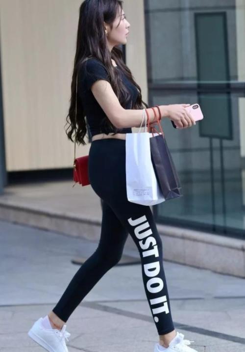 成熟优雅的都市女神，搭配紧身打底裤，魅力太强了！