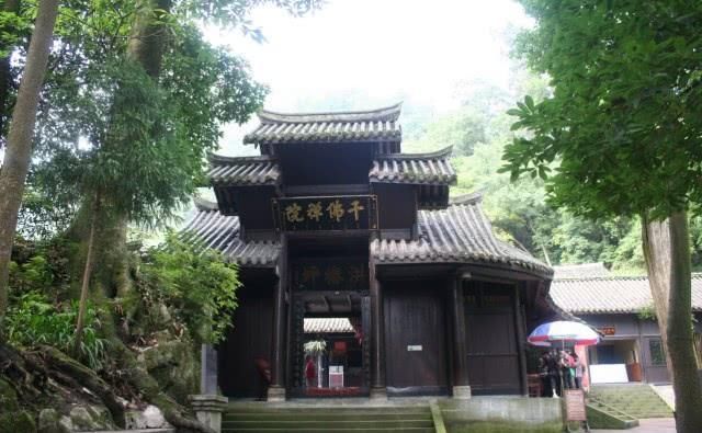 四川香火很旺盛的一座寺庙，地处峨眉山仙峰岩下，有百年历史