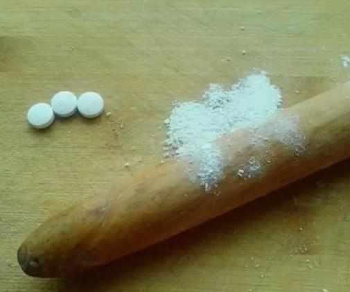 别再傻傻用眼霜，老奶奶无意用它洗脸，一夜醒来眼袋全无