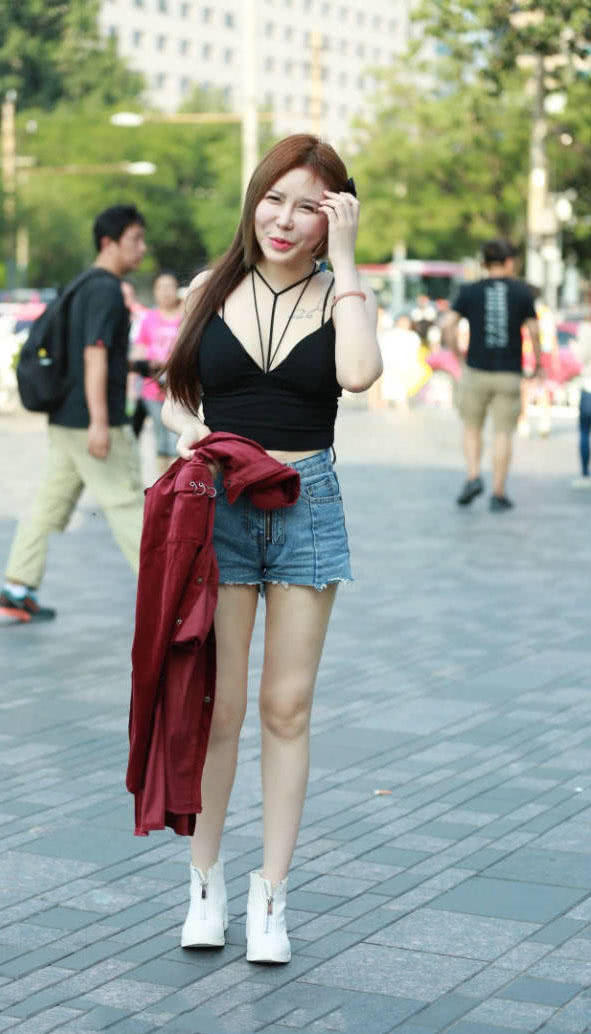 时尚女郎穿黑色吊带裹出肉感饱满的上围曲线，身材火辣让人看花了