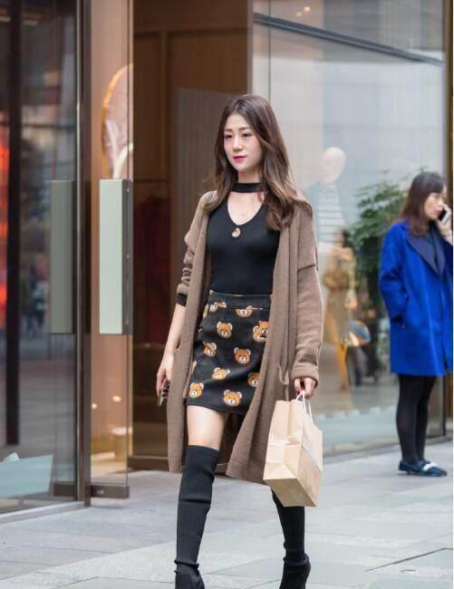 白色连体包臀裙的美女，曼妙身姿，引来无数路人回首！