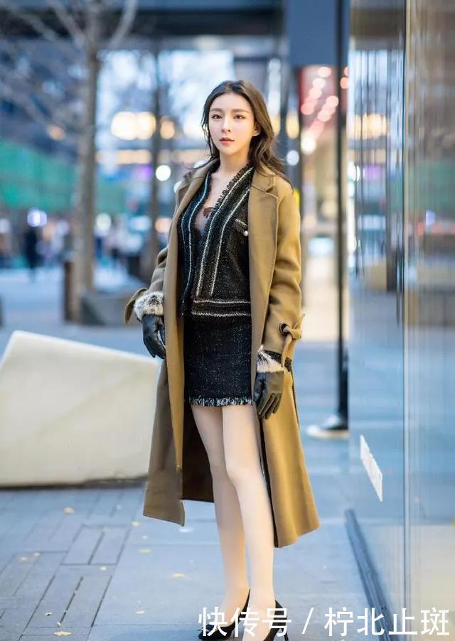 焦糖色:美女小香风套装搭配高跟鞋,美的无懈可击,给人爱不释手的时尚