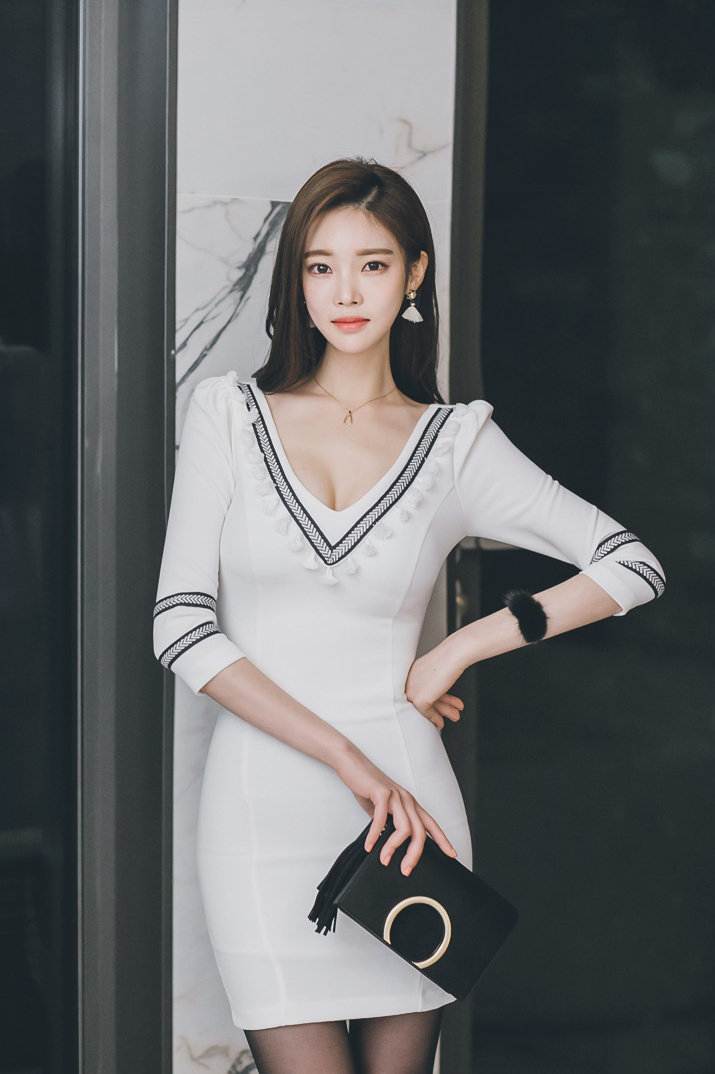 黑丝搭配深V白色连衣裙,性感又知性