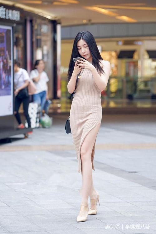 路人街拍，长得漂亮的小姐姐都很会穿搭，吸引着路人的目光！