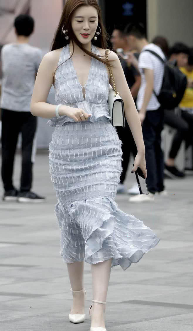 气质小姐姐包臀连衣裙裹出了丰满的身躯，气场更加的十足了，而且