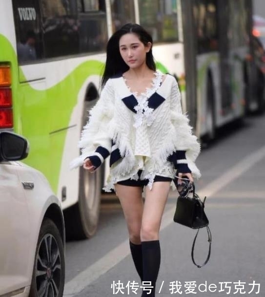 自带|街拍:微胖身材的小姐姐,走路自带气质,养眼又好看