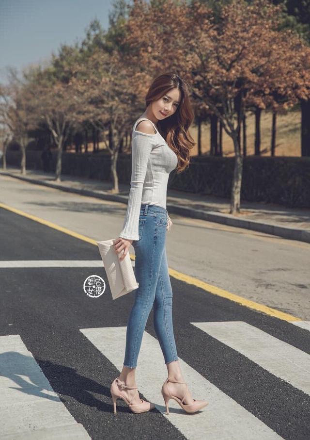 路人街拍，活泼可爱的两个小姐姐，大酒窝真的很迷人