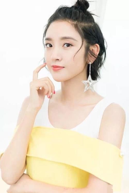  扎苹果头@“丸子头”已失宠！现在流行男女通吃的“苹果头”，减龄显脸小