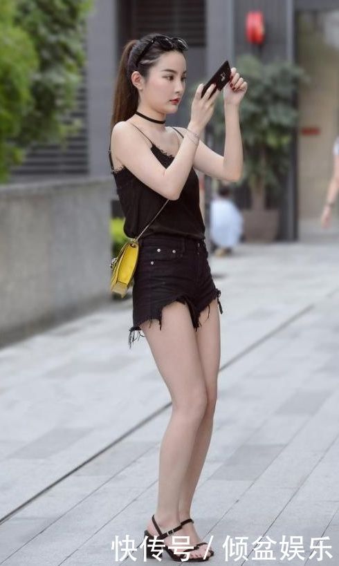 『时尚』街拍丸子头美女温婉优雅的穿搭,时尚又大气