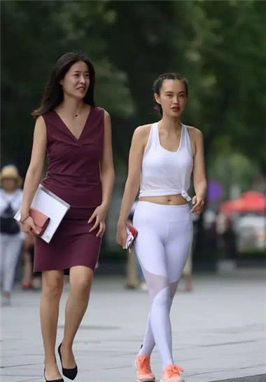 两位小姐姐大街上争艳，白色紧身裤小姐姐甩紫色连衣裙小姐姐十条