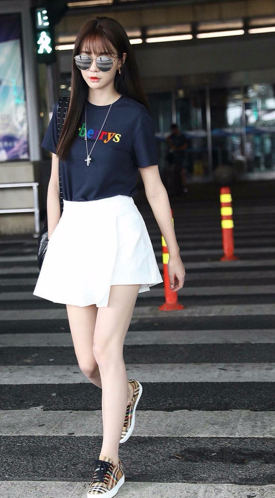 看了沈梦辰的机场照，才知道她白的发亮的原因，网友:全靠P图!