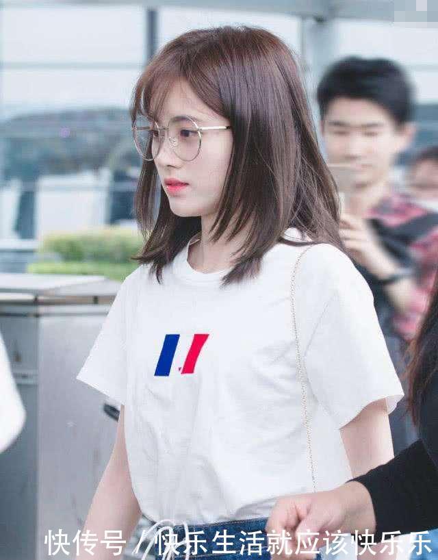 尴尬了鞠婧祎,穿超短牛仔裤用白色绳子撑住,瘦的人才敢这么穿!