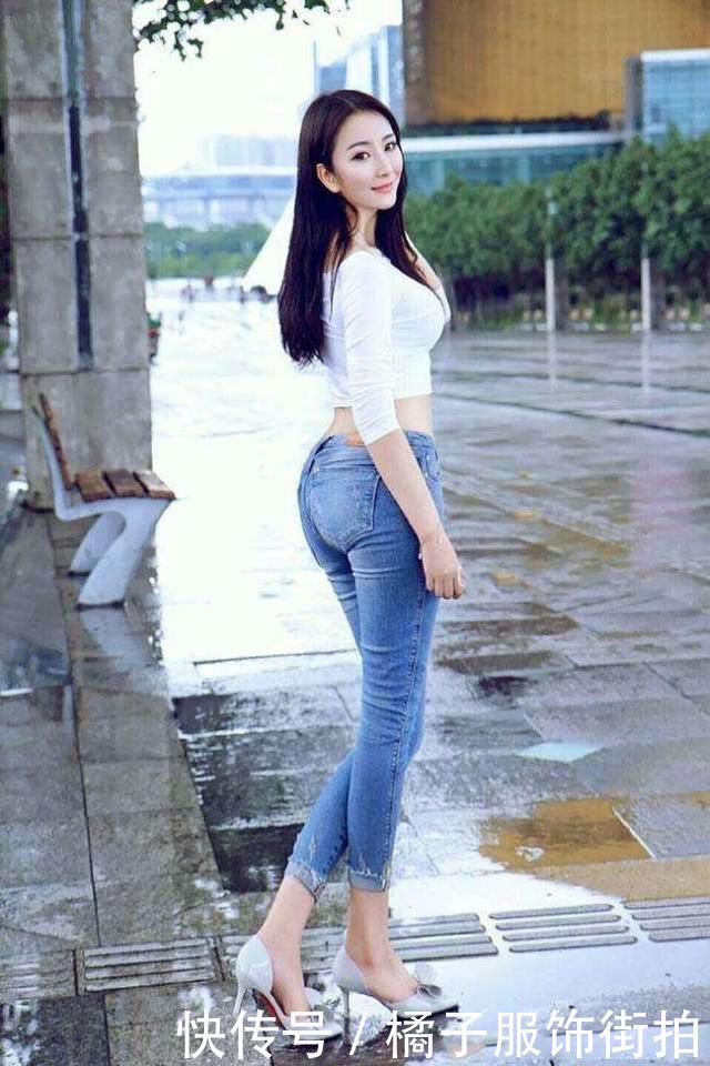 牛仔裤美女，展示出完美的曲线，网友：真想娶回家！