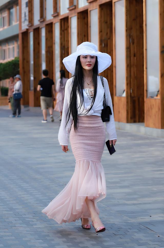 街拍美女：优雅可爱肌肤白皙，完美身材霸屏！