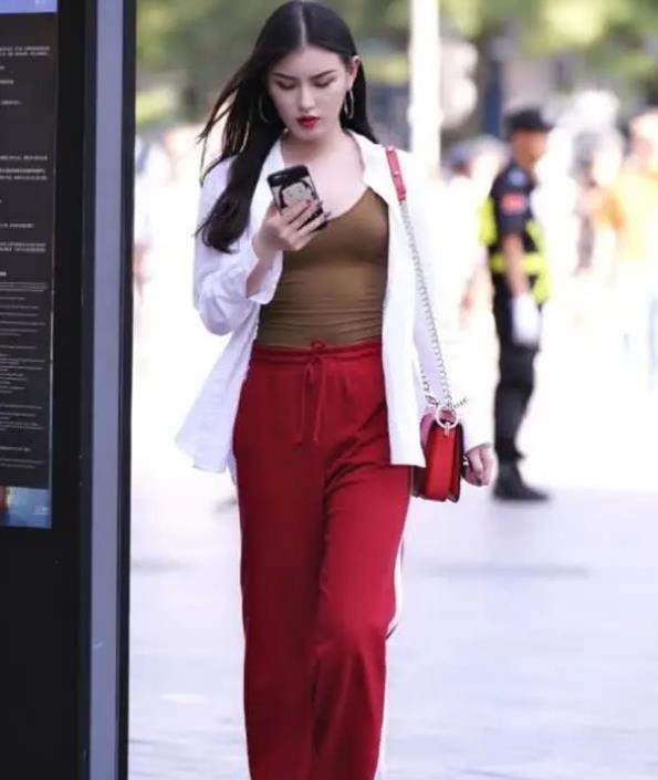 # 美女#一条橘色的一字肩连衣裙，时尚魅力气质，街拍：秋水伊人的美女
