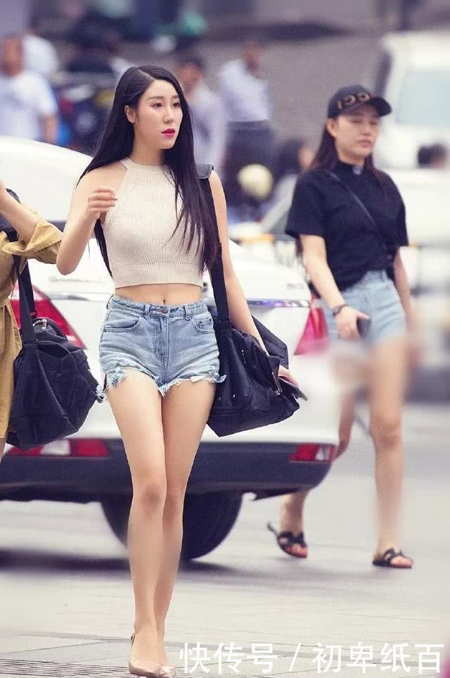 【显瘦】路人街拍,美女婉约动人,牛仔短裤搭配短款的上衣,显瘦又显高
