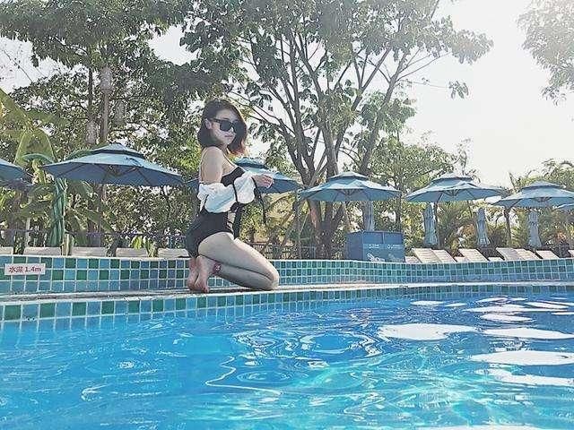  [海边]海边沙滩，性感泳衣有点紧, 但很适合游泳