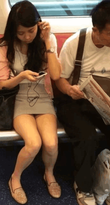 街拍: 地铁上的小姐姐, 裙子不长好尴尬, 一直在调整姿势。