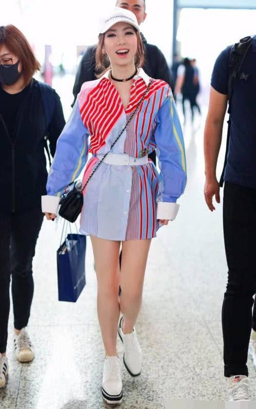 邓紫棋上半身俏皮可爱，却被下半身“格格球鞋”抢镜，这鞋真个性