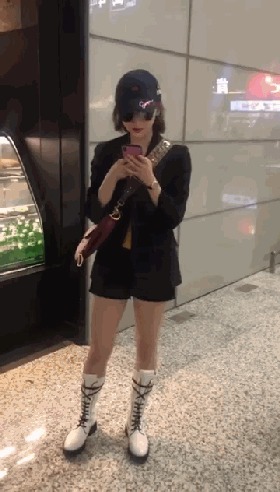 景甜现身被拍无修图，红唇瓷肌秀长腿