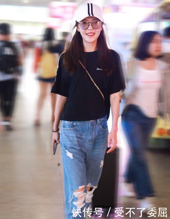 “美嘉”李金铭脚踩拖鞋，看似随性，但转身后发现很有“心机”！