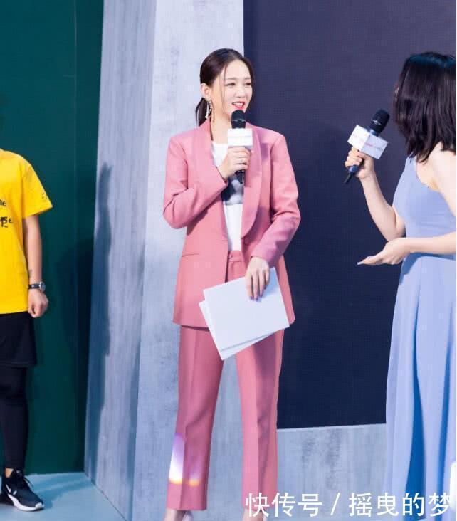 陈乔恩穿粉色西装似少女，脚上鞋跟“倒”着穿，网友：太会玩了